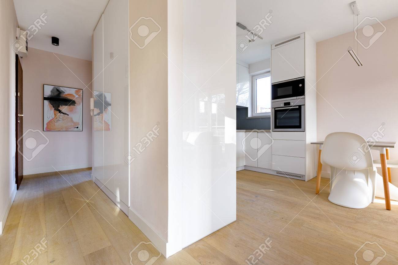 Moderner Wohnraum Blick Vom Flur Zur Kuche Lizenzfreie Fotos Bilder Und Stock Fotografie Image 86369686