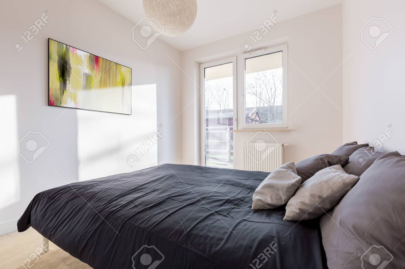 Dormitorio Con Balcon Cama Doble Y Pintura Colgada En La Pared