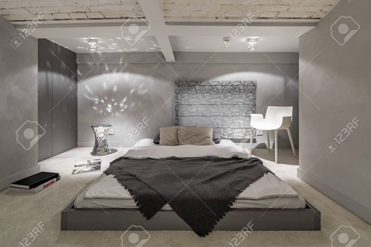 グレーと白の寝室床ベッドとレンガの天井 の写真素材 画像素材 Image