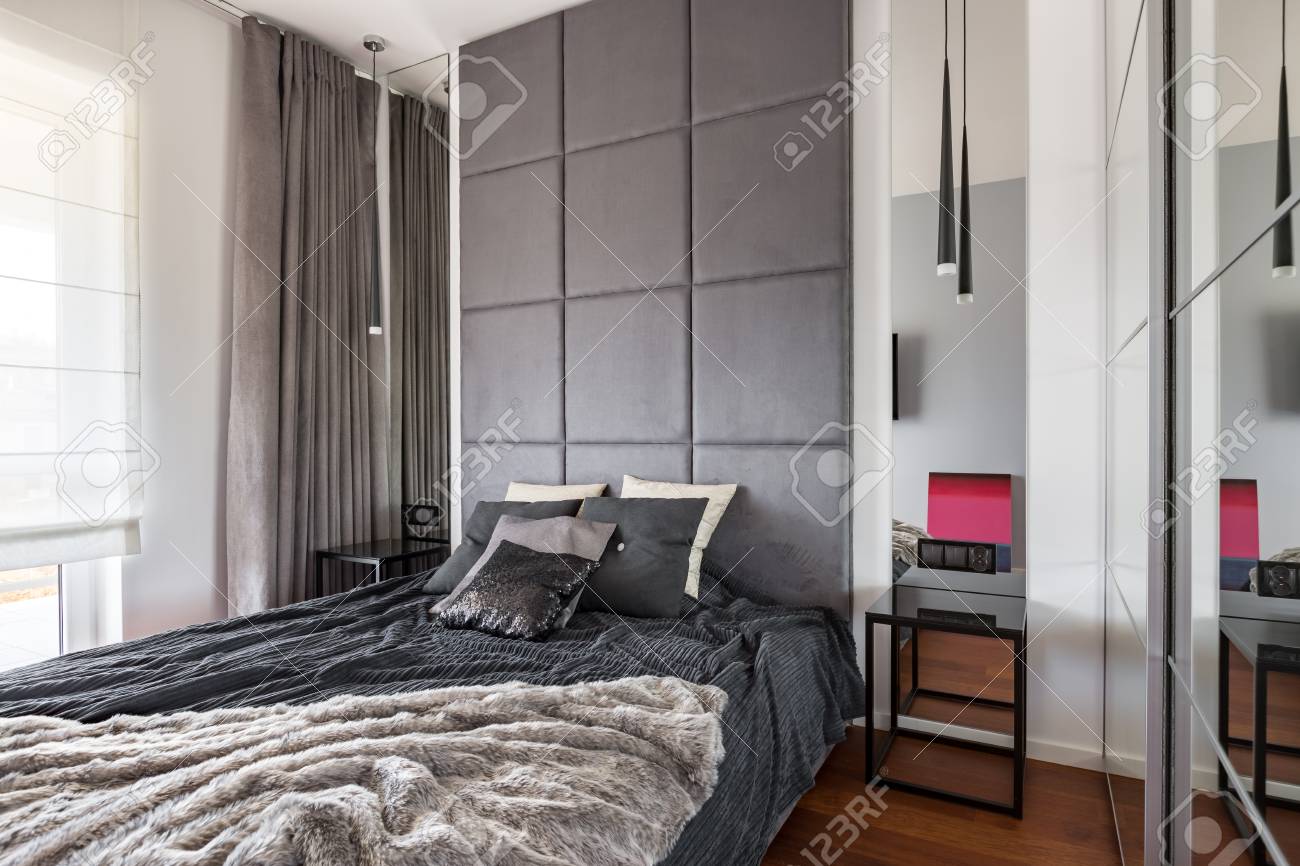 Schickes Schlafzimmer Mit Doppelbett, Spiegel Und Fenstervorhängen ... Schickes Schlafzimmer Mit Doppelbett, Spiegel Und Fenstervorhängen ...