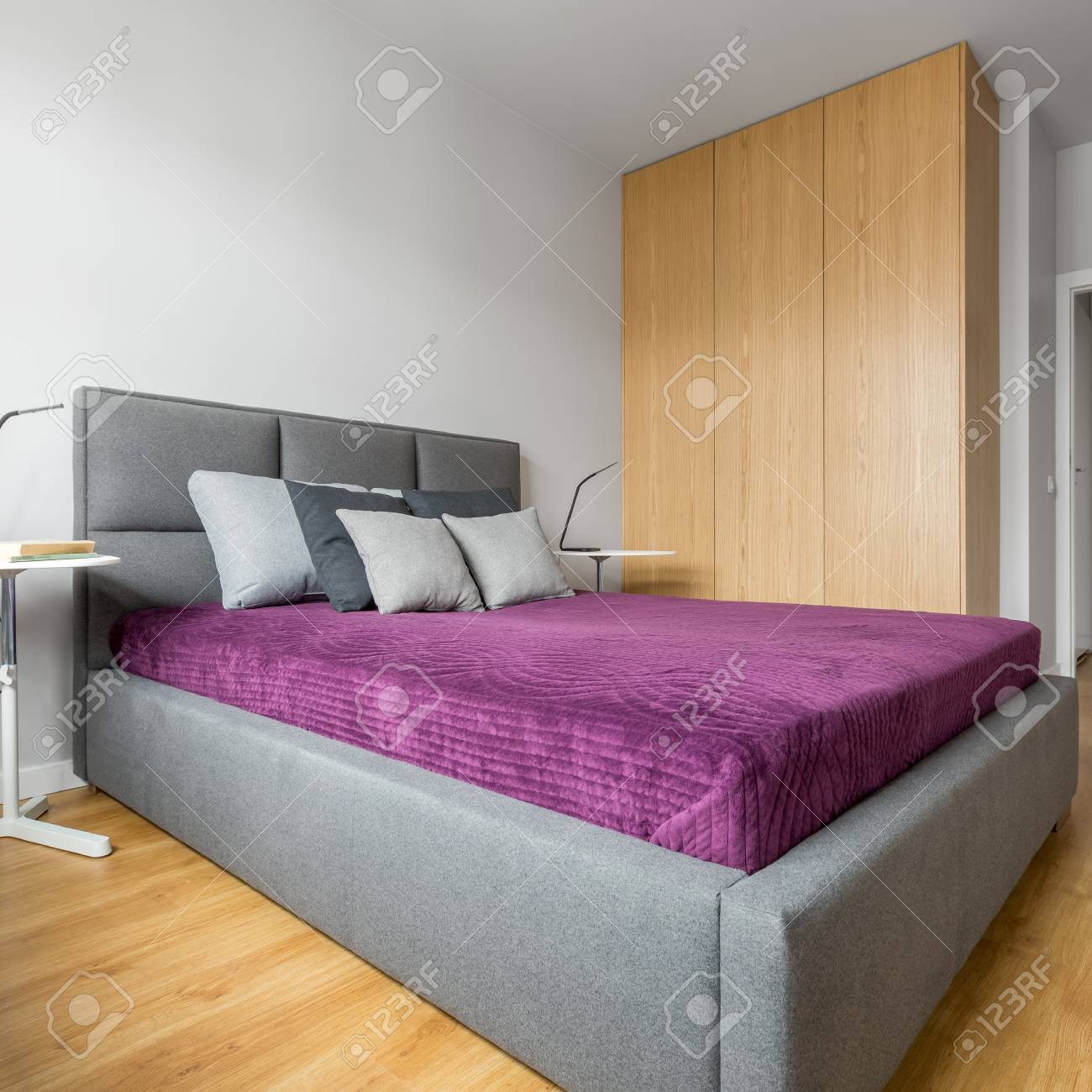 Schlafzimmer Im Minimalistischen Stil Mit Großen Grauen Bett Und ... Schlafzimmer Im Minimalistischen Stil Mit Großen Grauen Bett Und ...