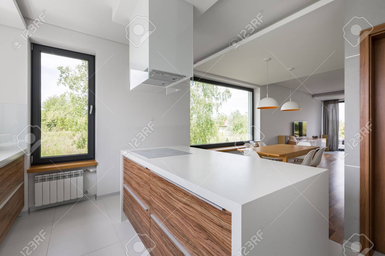Luxuriose Offene Kuche Mit Insel Und Weissen Bodenfliesen Lizenzfreie Fotos Bilder Und Stock Fotografie Image 90149261