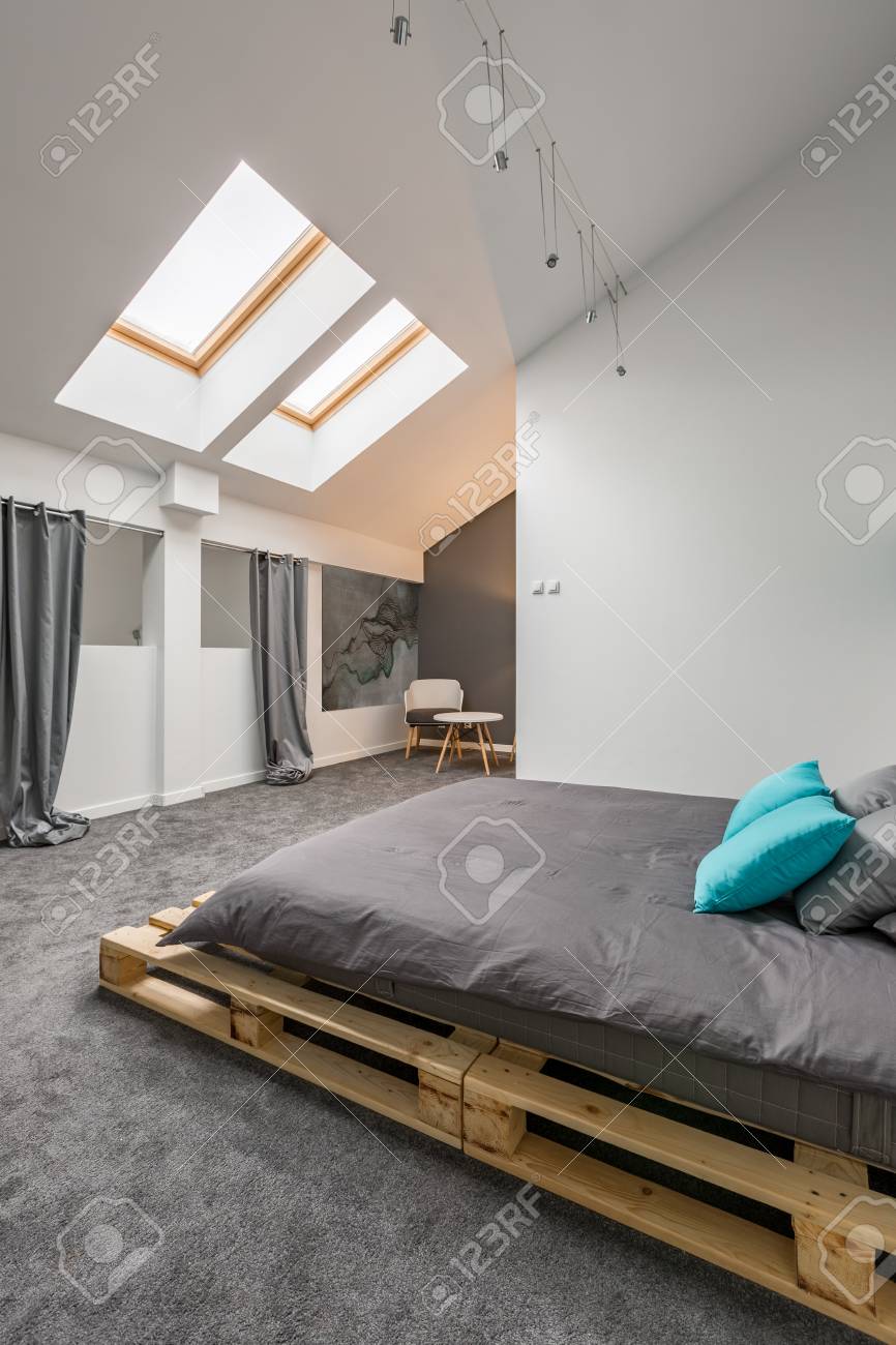 パレットベッドとグレーの床が備わります屋根裏ベッドルーム の写真素材 画像素材 Image パレットベッドとグレーの床が備わります屋根裏ベッドルーム の写真素材 画像素材 Image