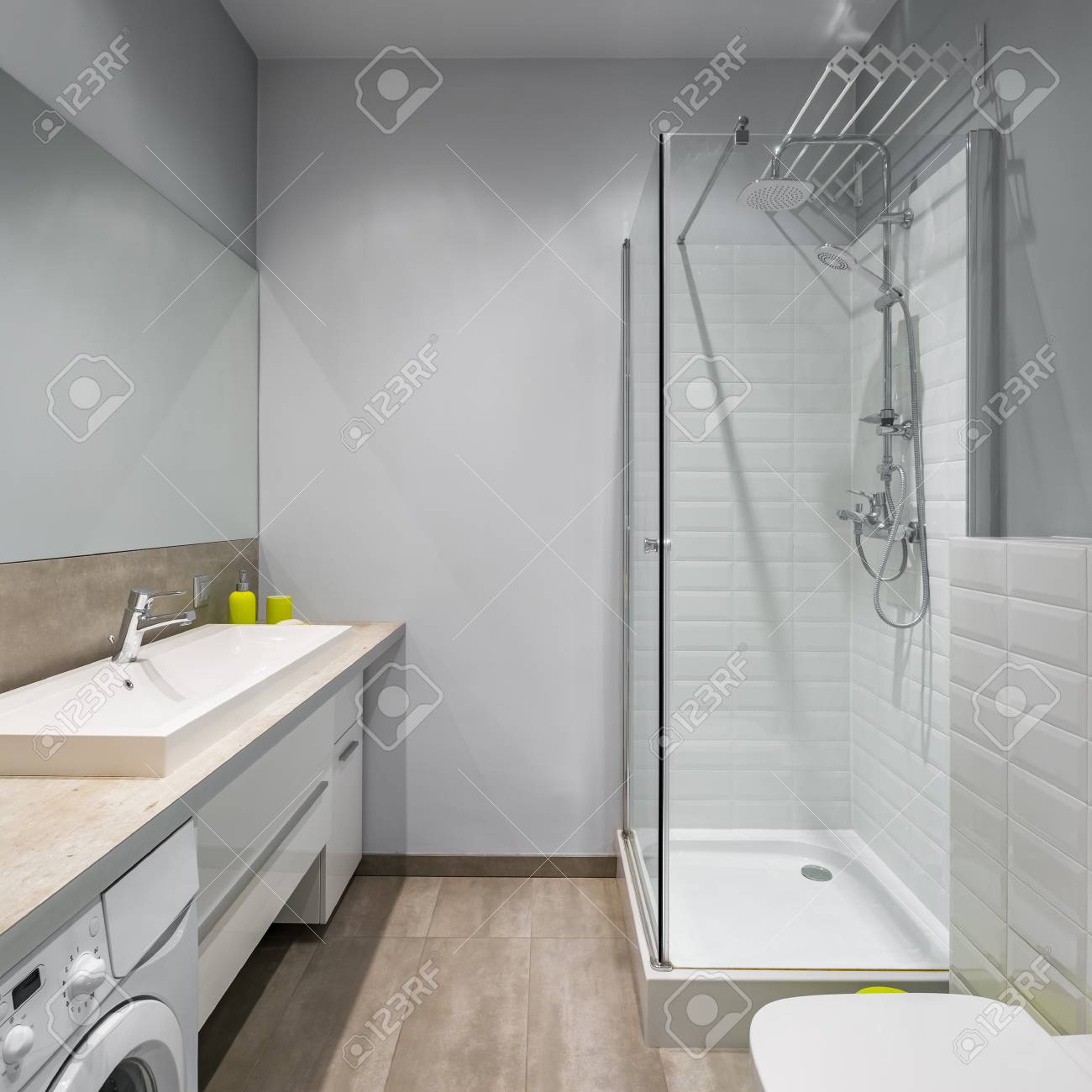 モダンで明るいバスルーム シャワー トイレ 洗濯機付 の写真素材 画像素材 Image