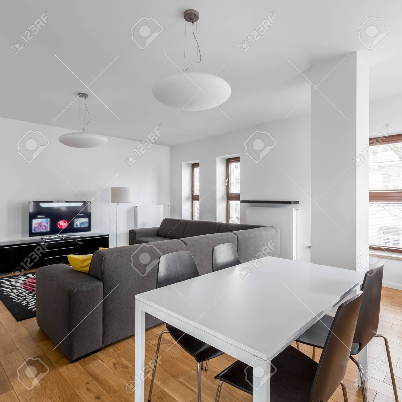 Offenes Esszimmer Mit Modernem Weissem Tisch Und Schwarzen Stuhlen Lizenzfreie Fotos Bilder Und Stock Fotografie Image 97351352