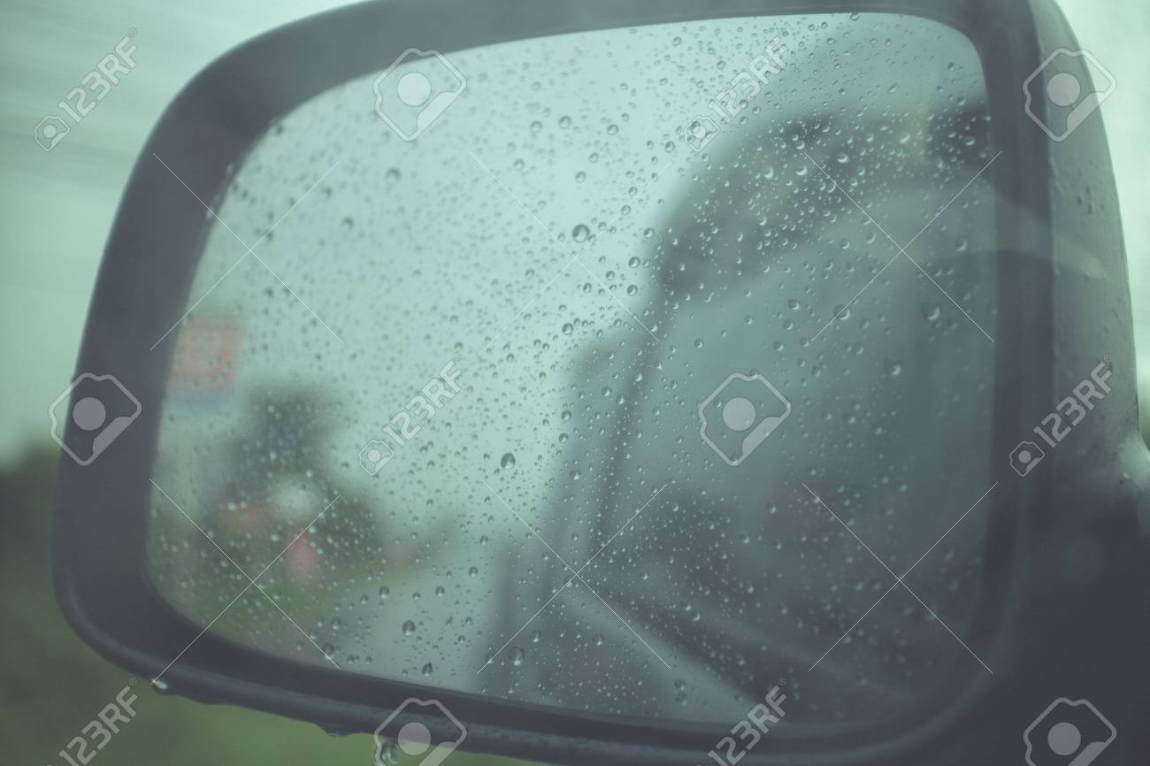 車のサイドミラーで雨 の写真素材 画像素材 Image