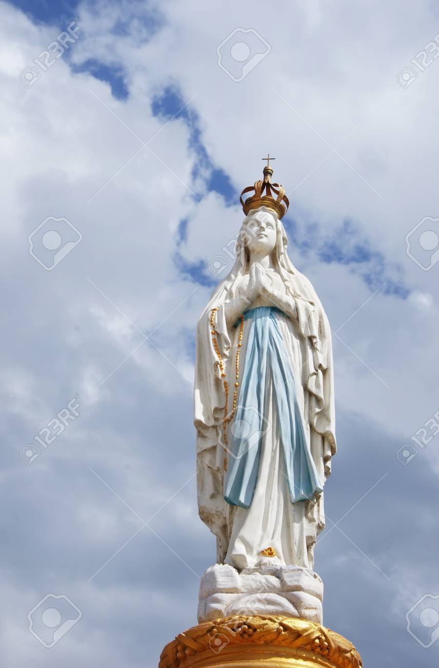 Notre Dame Vierge Marie Mere De Dieu Dans Le Ciel Nuage Banque D Images Et Photos Libres De Droits Image