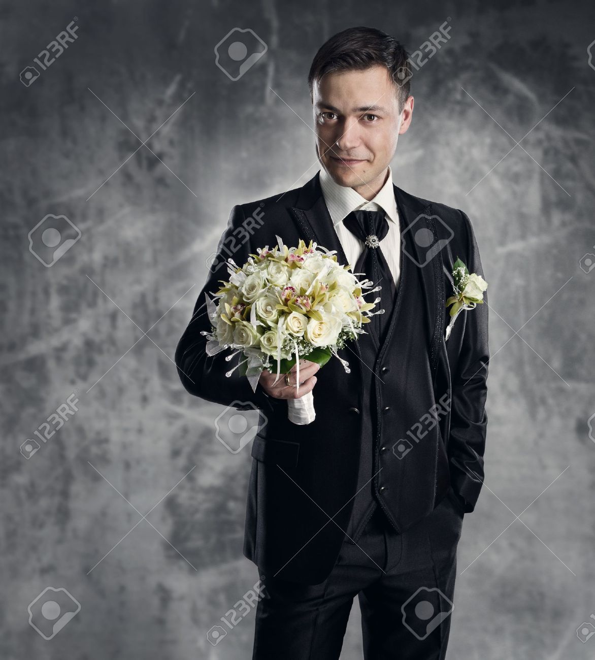 Lhomme En Costume Noir Avec Des Fleurs Bouquet Mariage Mode Marié Fond Gris