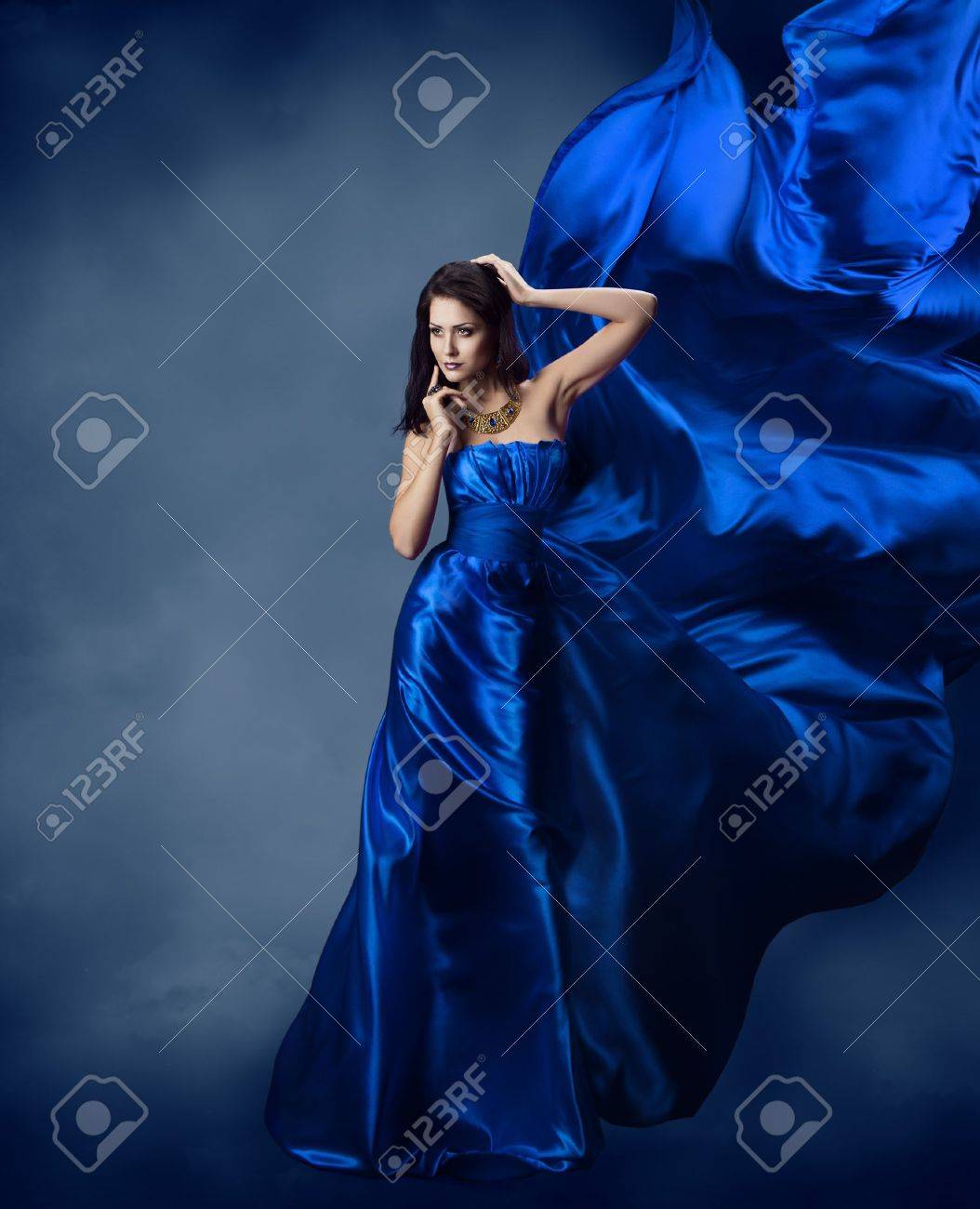 シルク生地の飛行と青いドレスの女 の写真素材 画像素材 Image