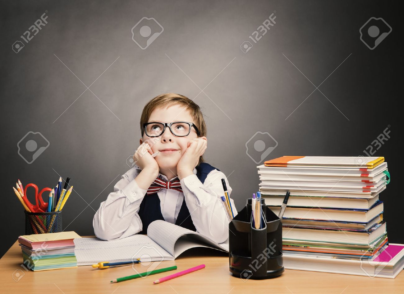 小学生少年がメガネ考える教室 子供小学生 優秀な生徒の本を読んで学ぶレッスンと夢 教育概念 の写真素材 画像素材 Image