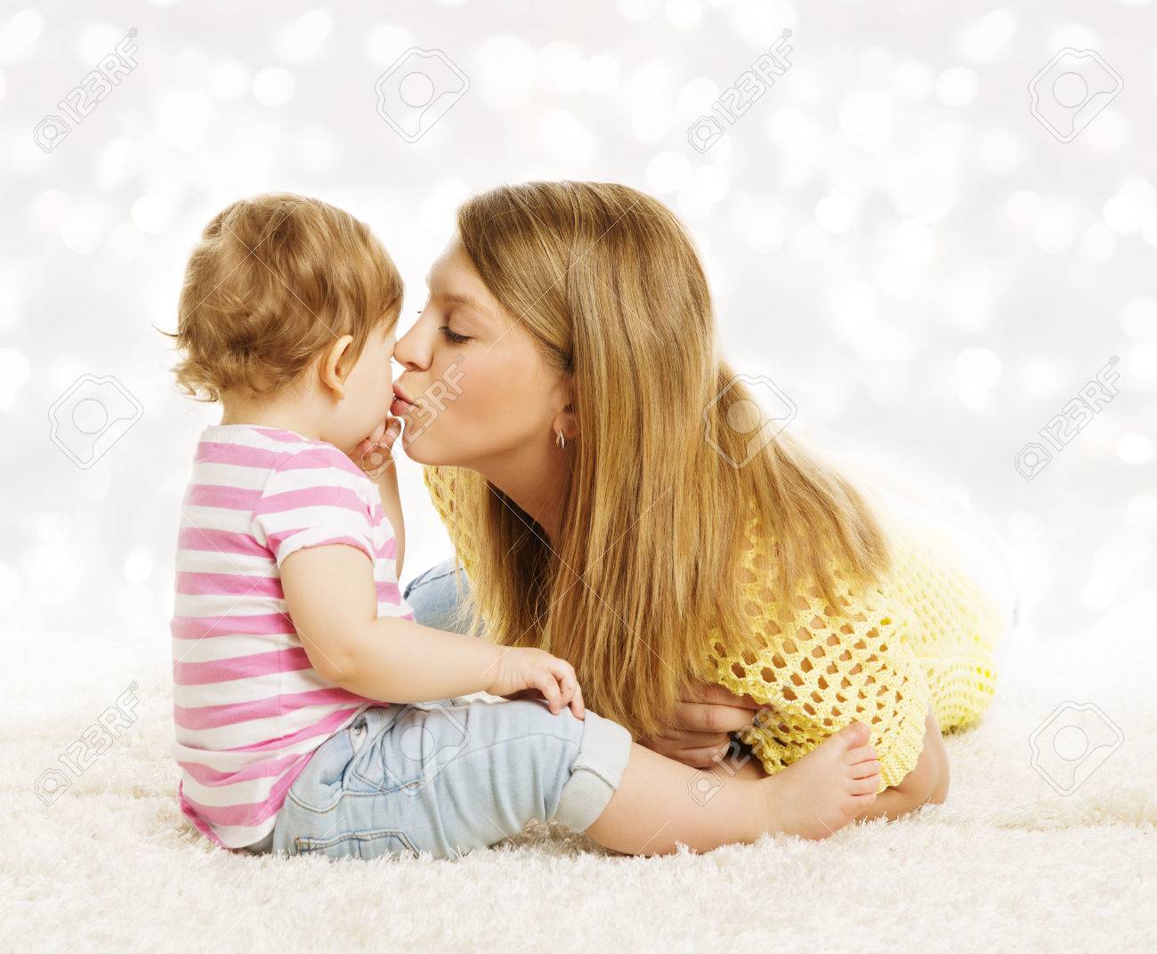 Mutter Kussen Baby Familien Portrat Mutterkuss Kleinkind Kind Und Eltern Liebe Konzept Lizenzfreie Fotos Bilder Und Stock Fotografie Image
