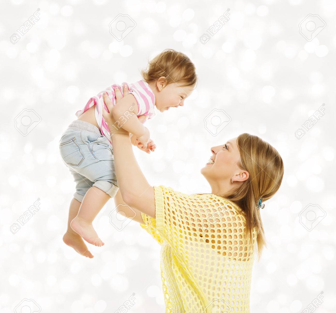 kid mom ママの子供と親の幸福概念幸せな小さな子供を母親と赤ちゃん家族の肖像画の写真素材・画像素材 Image 40028981