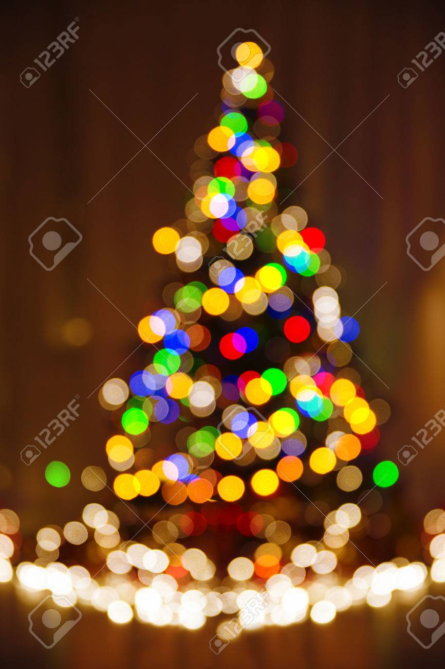 Luci Albero Natale.Immagini Stock Defocused Luci Di Natale Albero Di Natale Immagine Festivita Variopinta Di Notte Image 47766721
