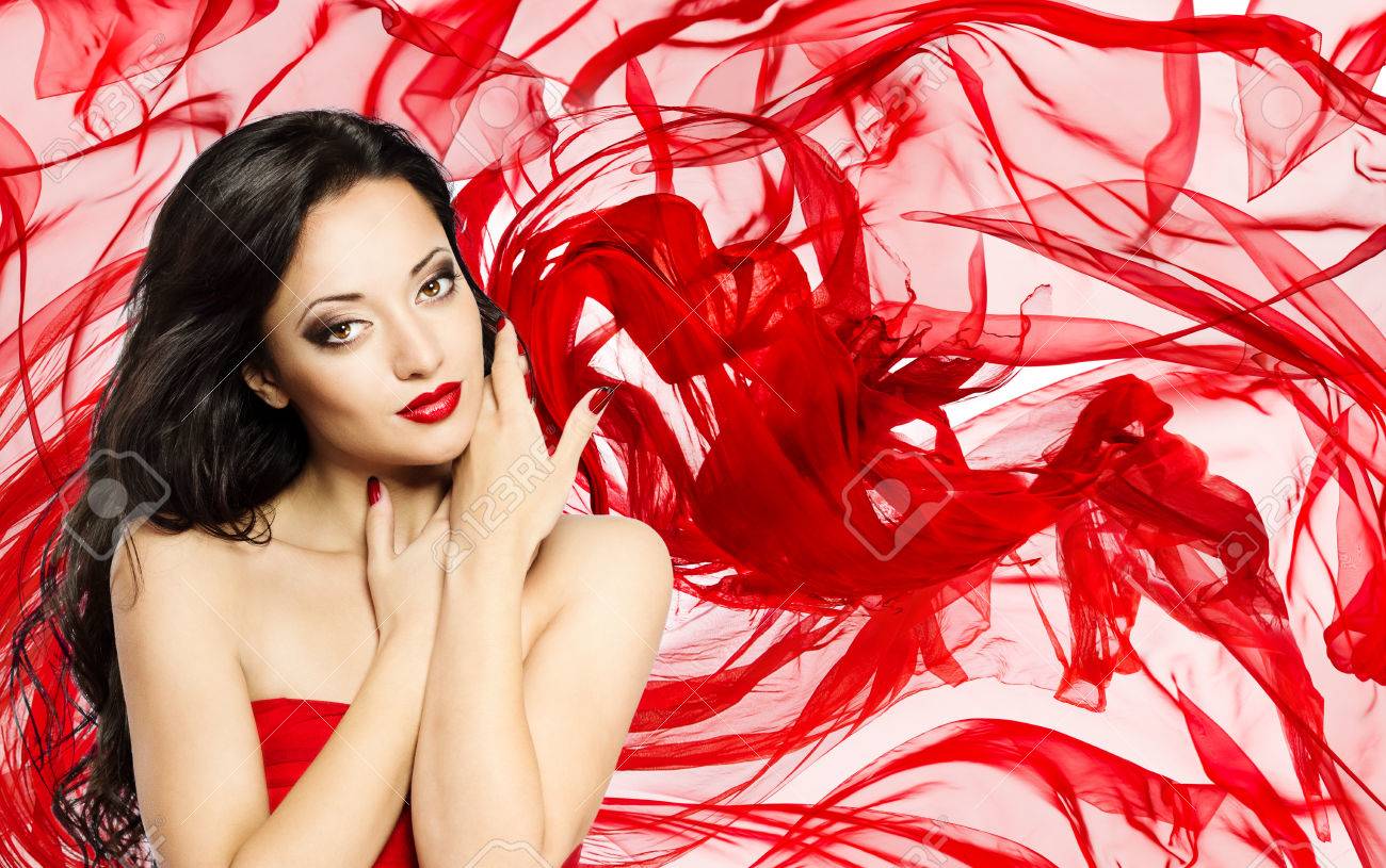 ファッション モデル美ポートレート 絹の布背景 生地の美しい女の子の化粧を振って赤以上の女性 の写真素材 画像素材 Image
