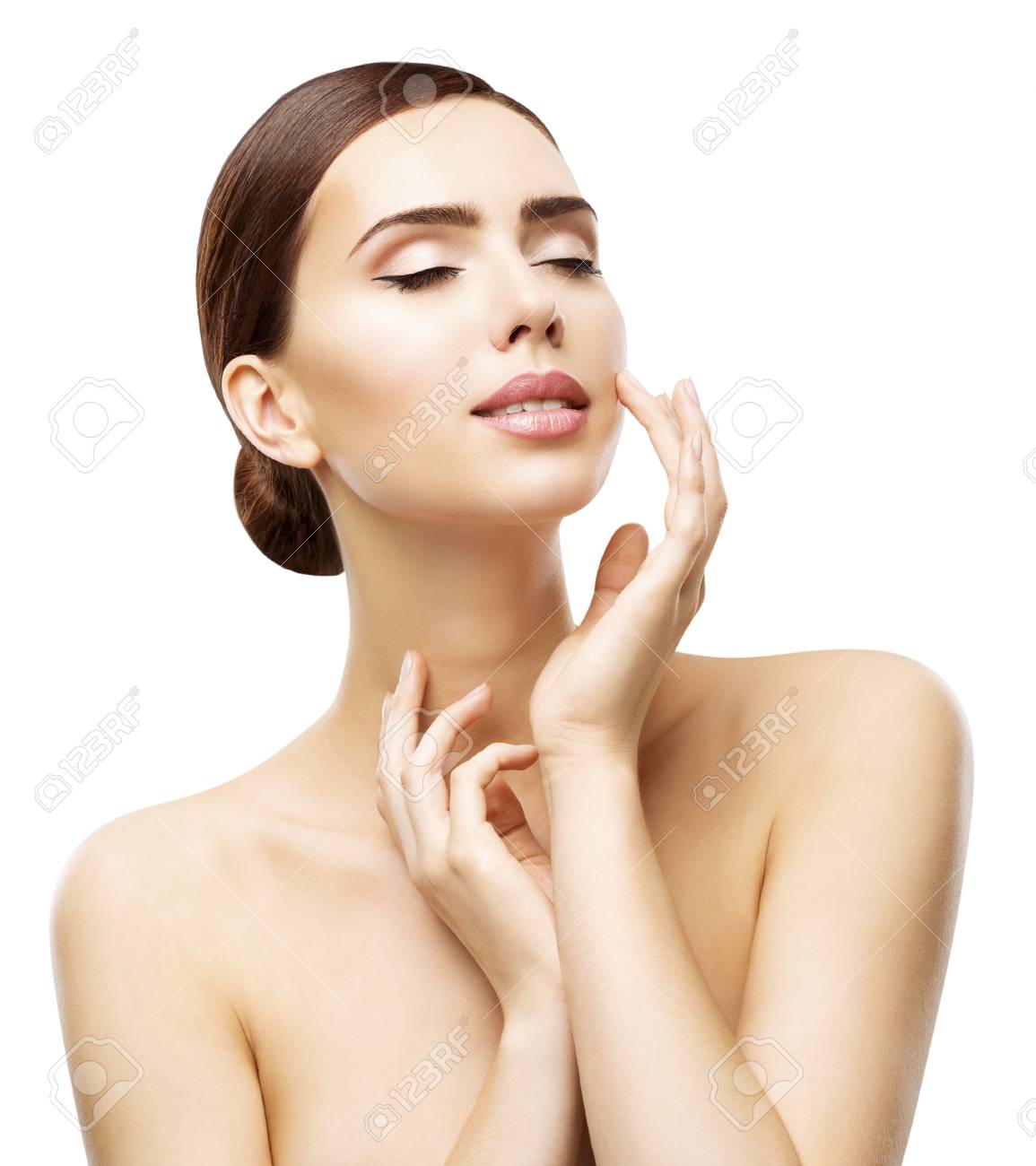 フェイススキンケアとナチュラルビューティーメイク 手で唇を触る女性 モデル美しい顔メイク 白い孤立 の写真素材 画像素材 Image