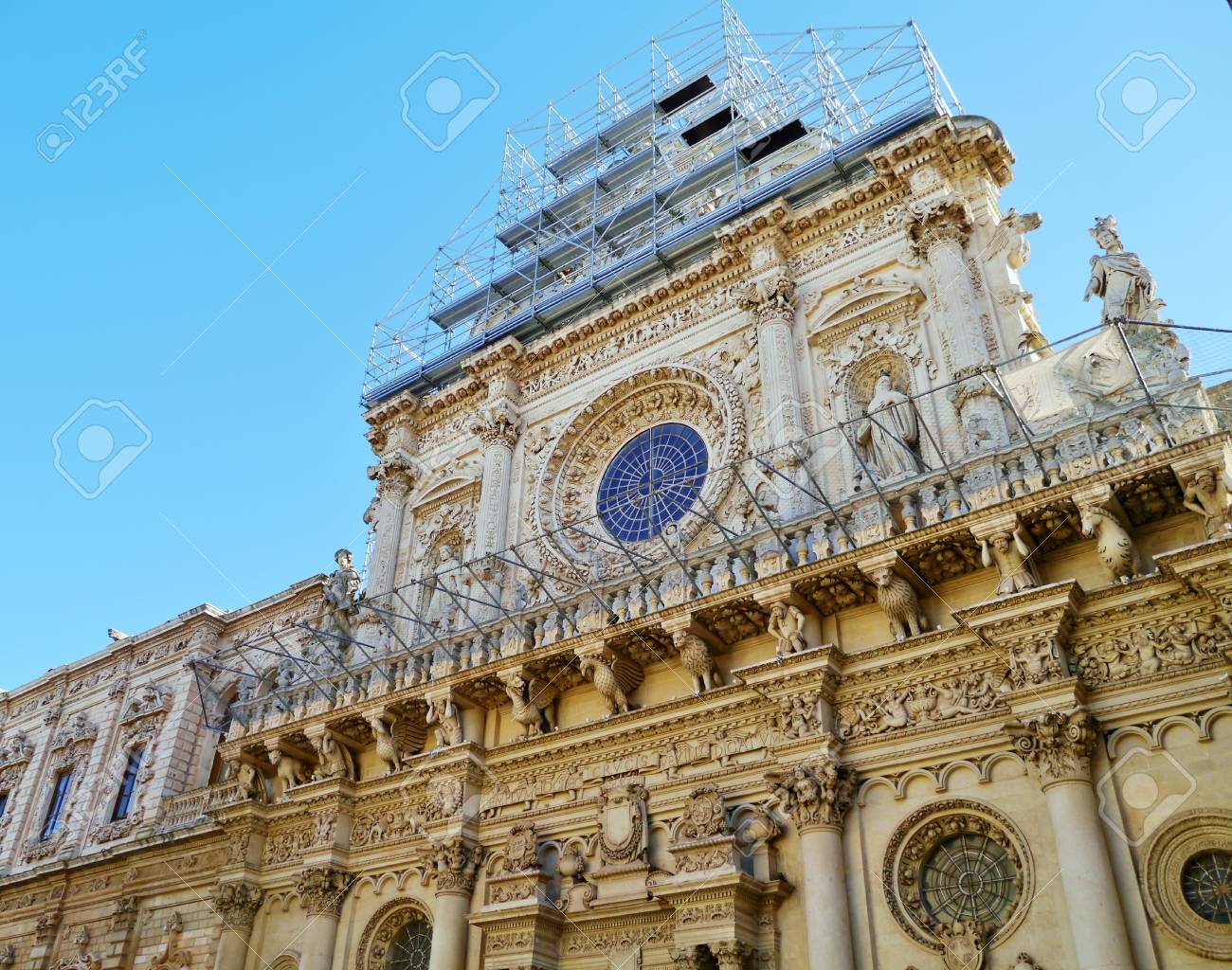 神聖な教会の詳細クロス イタリアのレッチェのサンタ クローチェ の写真素材 画像素材 Image