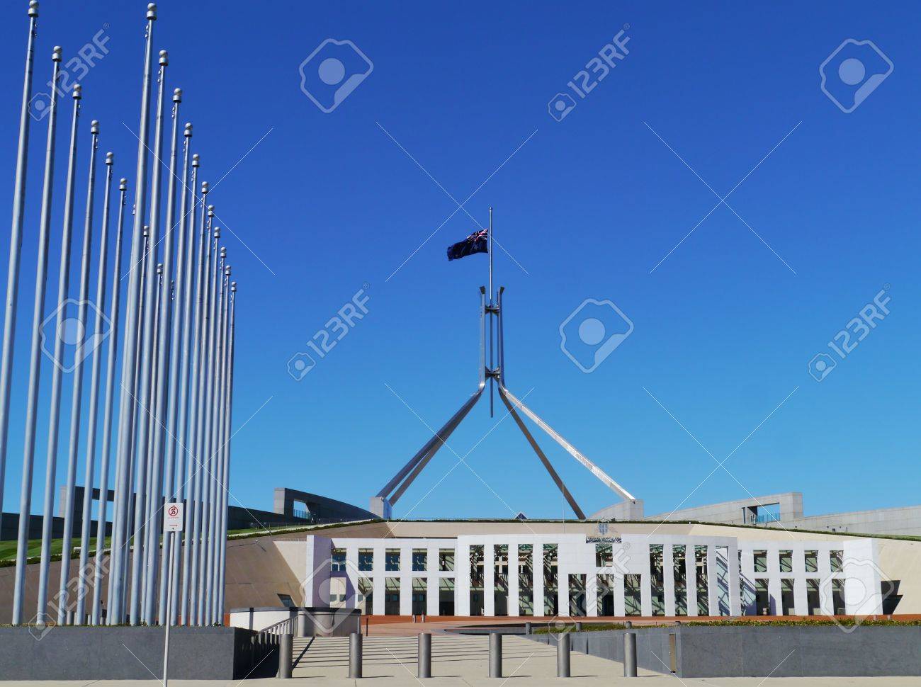 オーストラリアのキャンベラの国会議事堂にオーストラリアの旗の半分マスト の写真素材 画像素材 Image オーストラリアのキャンベラの国会議事堂にオーストラリアの旗の半分マスト の写真素材 画像素材 Image