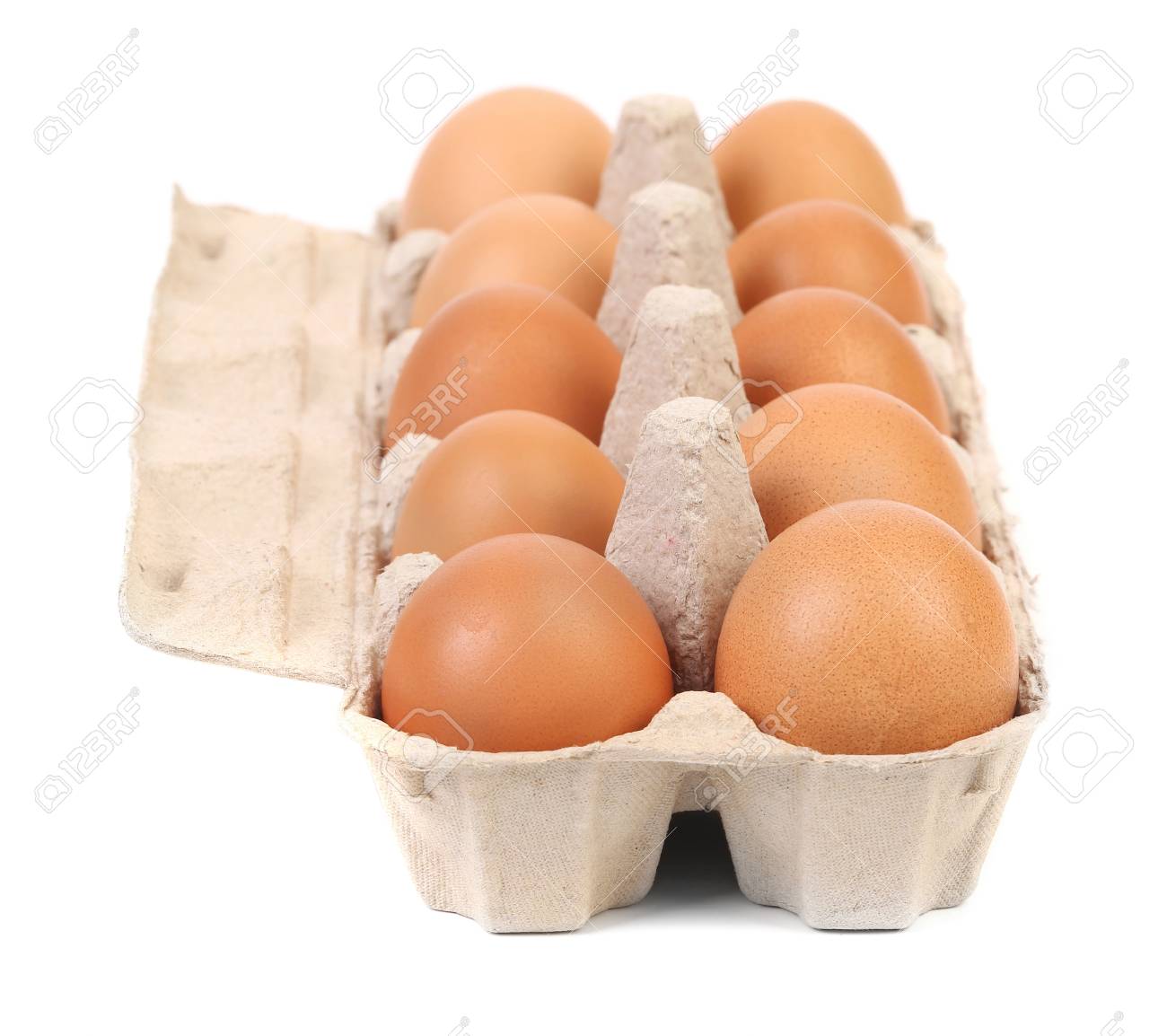 卵の箱で茶色の卵 白い背景に分離 の写真素材 画像素材 Image