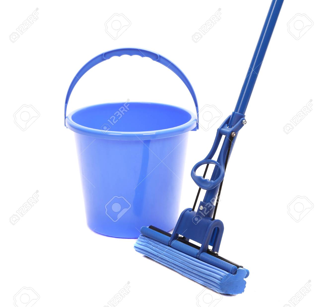 Laver le sol avec des outils de nettoyage. Isolé sur un fond blanc. Laver le sol avec des outils de nettoyage. Isolé sur un fond blanc.