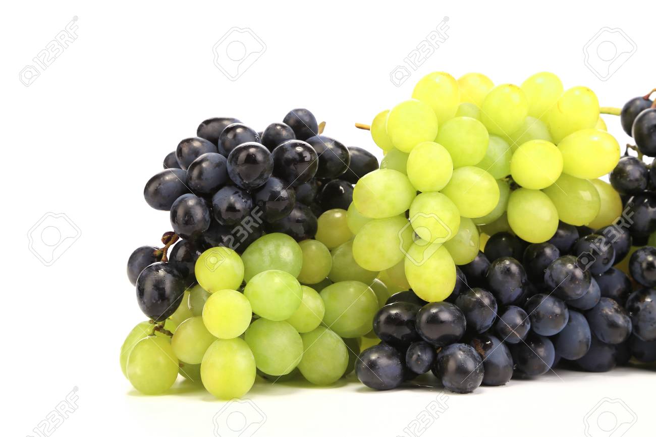 Grappe De Raisin Blanc Et Noir Isole Sur Un Fond Blanc Banque D Images Et Photos Libres De Droits Image 26832181