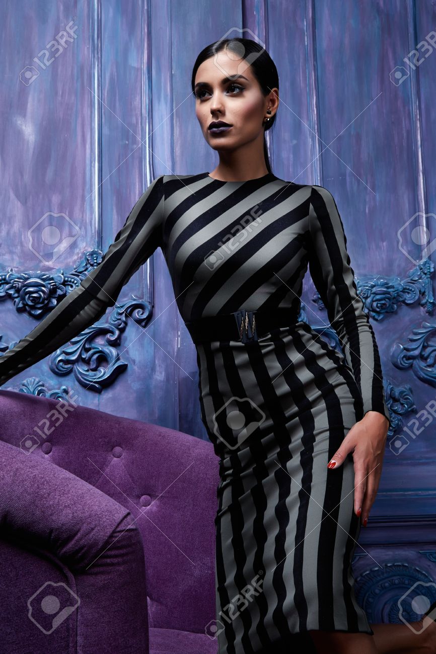 美しいセクシーな若いビジネス女性夜ヘアメイク ドレス スーツ