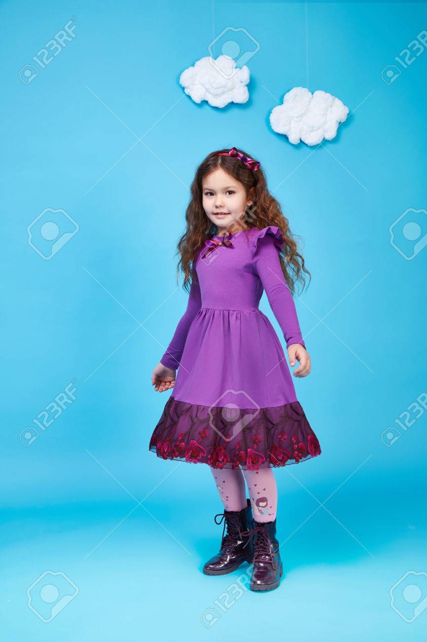 美しいかわいい女の子笑顔長い黒髪着用スタイル ファッション シルク コットン ドレス靴春気分子供服子供の頃娘きれいな顔コレクション妹友人プレイ楽しい の写真素材 画像素材 Image 美しいかわいい女の子笑顔長い黒髪着用スタイル ファッション シルク コットン ドレス靴春気分子供服子供の頃娘きれいな顔コレクション妹友人プレイ楽しい の写真素材 画像素材 Image