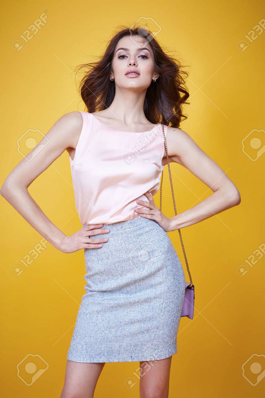 Estilo De La Manera Del Encanto De La Mujer Hermosa Ropa De Color Rosa De Falda De Algodón Blusa De Seda Lather Modelo De Bolso De Moda Plantean Ropa De La Colección Estilo De La Manera Del Encanto De La Mujer Hermosa Ropa De Color Rosa De Falda De Algodón Blusa De Seda Lather Modelo De Bolso De Moda Plantean Ropa De La Colección