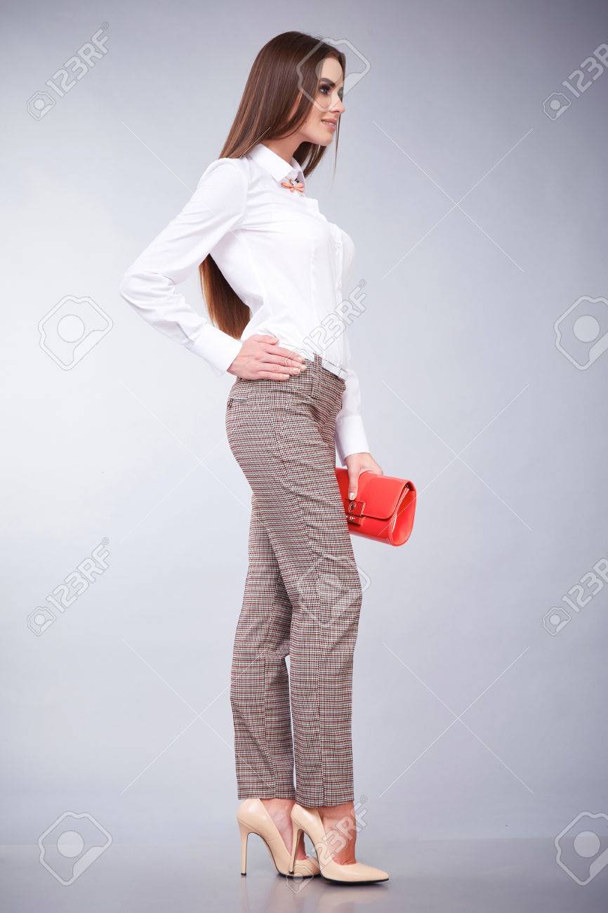 Estilo De La Del Encanto De La Mujer Hermosa Ropa Blusa Blanca De Algodón Y Pantalones Modelo De Accesorio Moda Plantean Ropa Casual Para La Colección De Catálogo De
