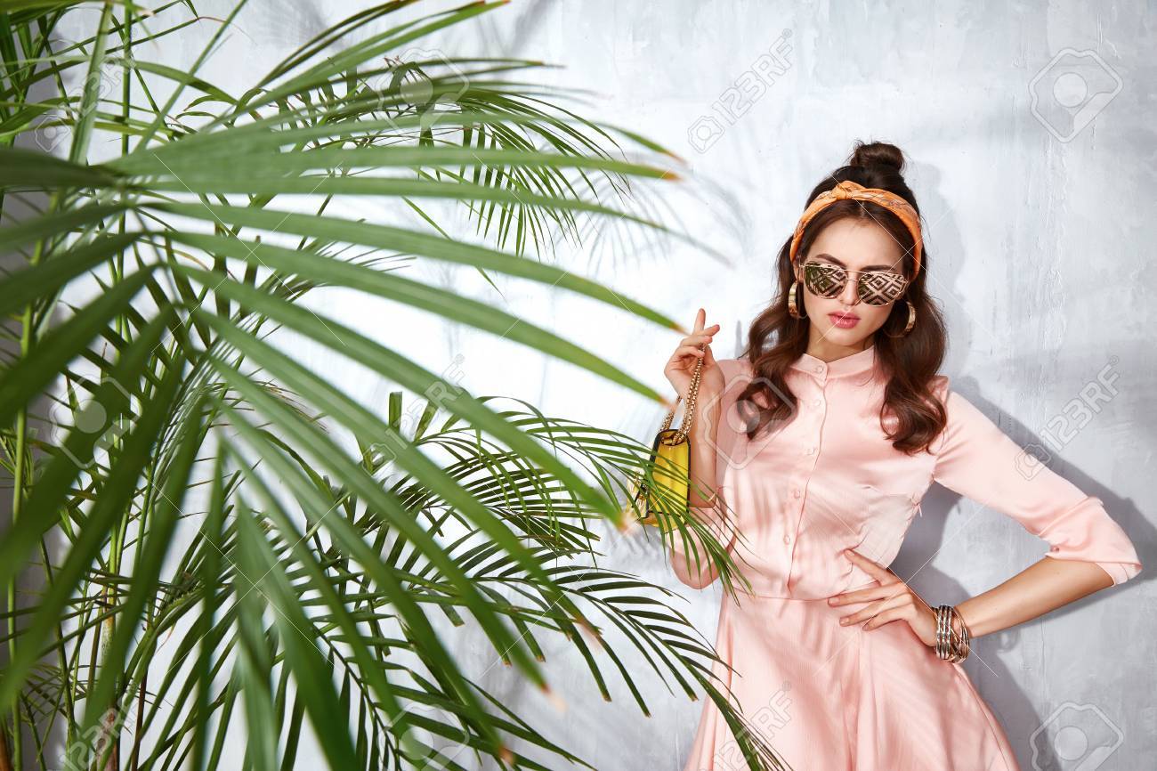 美しいセクシーな女性服ファッション デザイン ドレス グラマーなスタイル モデル ポーズ エレガンス ビジネス カジュアル セレブ女性党時間アクセサリー トレンド バッグ ブランド サングラス高級生活パームと夏コレクション の写真素材 画像素材 Image