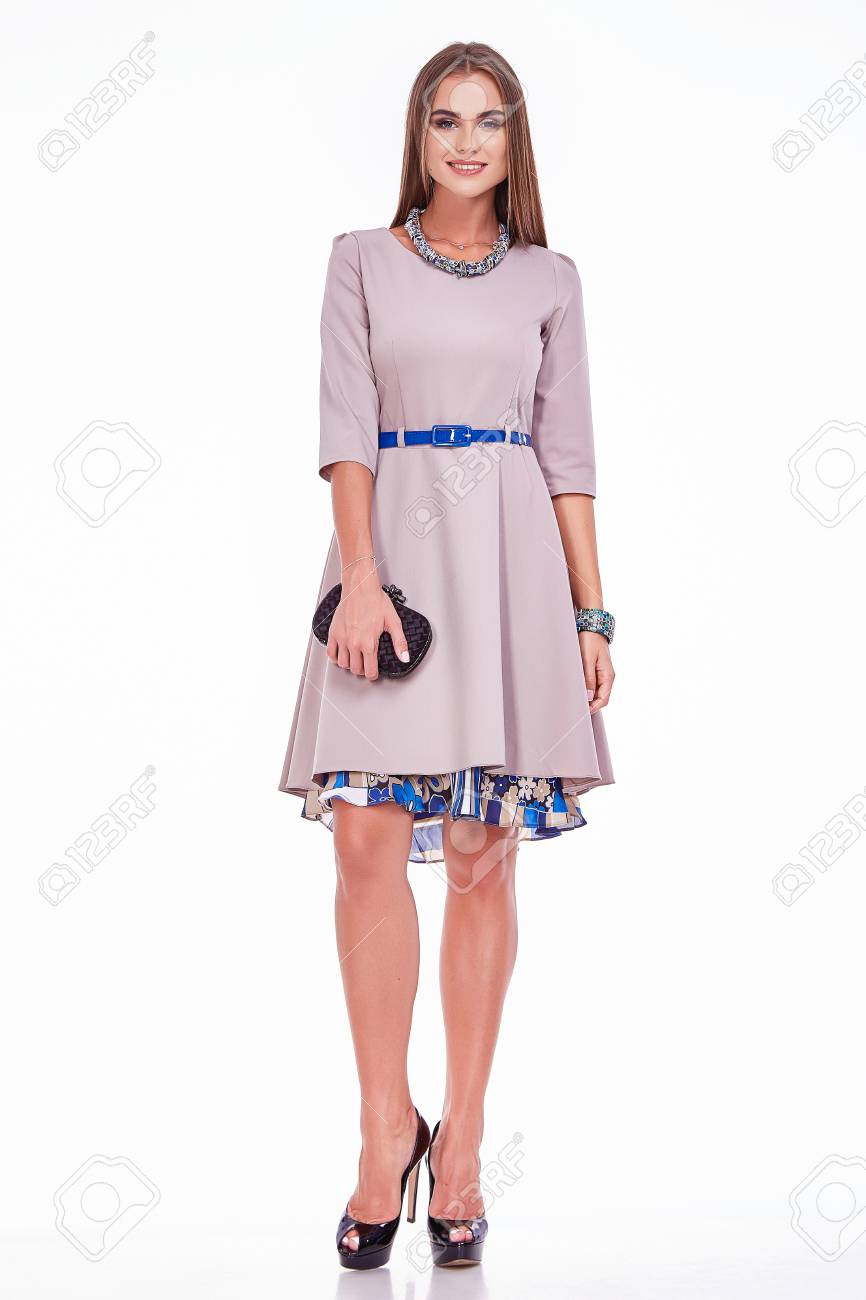 美容スタイリッシュな女性服シルクのドレス ファッション スタイル見てビジネス服会議と長いブルネットの髪 日焼け肌メイク パーティーでセクシーな女性のカジュアルな手にバッグ レディーを保持します の写真素材 画像素材 Image