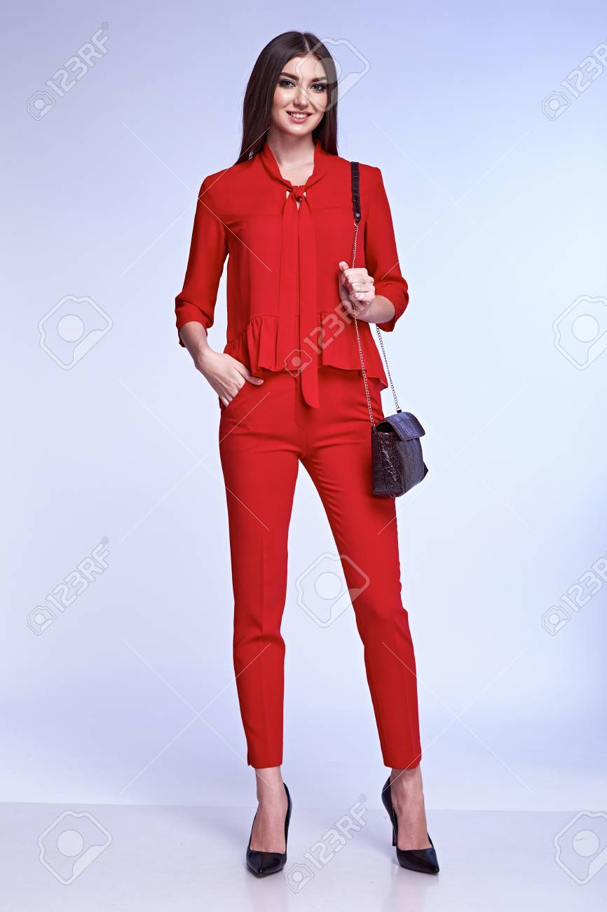 セクシーなエレガントな女性自然の美しさファッション スタイルの服が赤い絹のロマンチックな日付のブラウスとパンツ パーティー スタイル グラマー モデル トレンド アクセサリー バッグ黒い髪を会議でカジュアルなフォーマルなスーツ女性が補います の写真素材 画像
