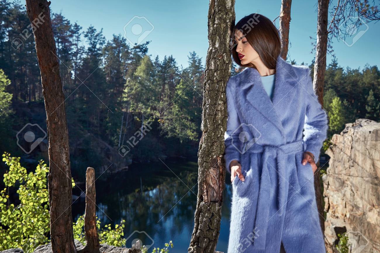 美しいセクシーな女性魅力ファッション モデル着用スタイリッシュな服秋コレクション アクセサリー ハンドバッグ靴森木自然公園デート女性の完璧な美しさのポーズで太陽リバーウォーク の写真素材 画像素材 Image