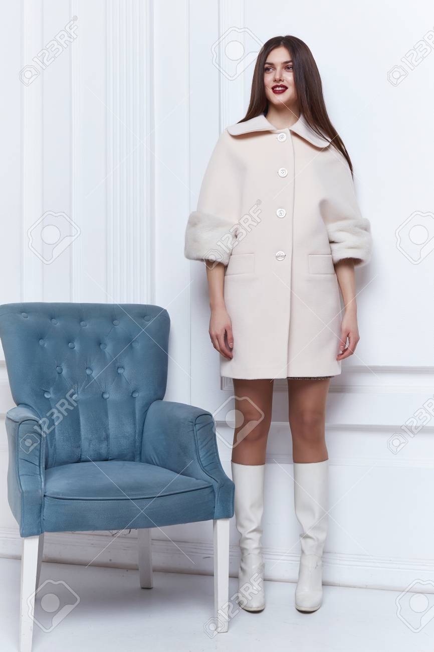 Business Woman Wear Casual Clothes Style For Winter Autumn Fashion Model Natural Cashmere Wool Coat Brunette Business Woman Wear Casual Clothes Style For Winter Autumn Fashion Model Natural Cashmere Wool Coat Brunette