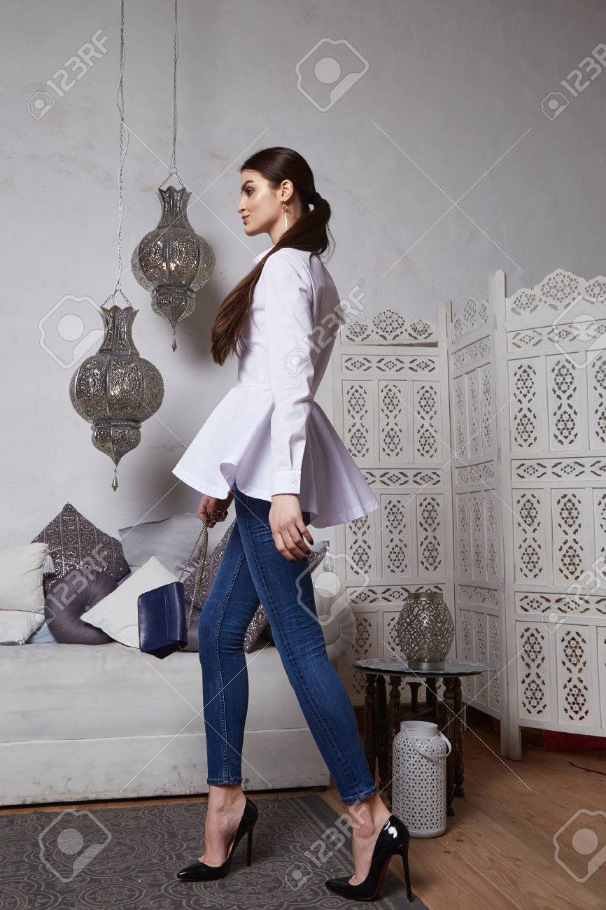 Bella Modelo De Glamour árabe Marruecos Estilo Atractivo La Mujer Del Este Morena De Pelo Plantean Ropa De Moda De Algodón Bolsa De Jeans Blusa Blanca Accesorio Compensar