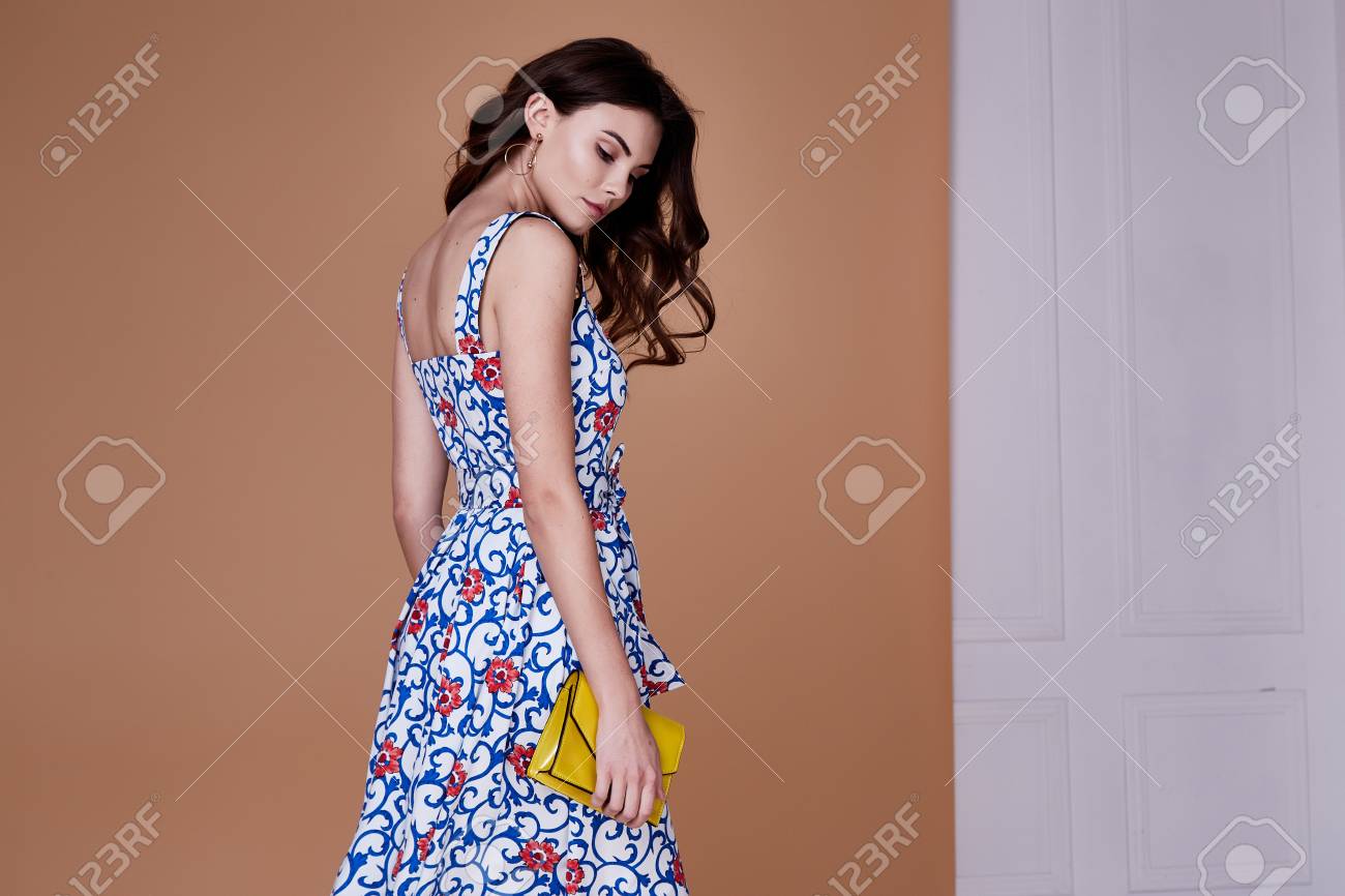 Belleza Mujer Modelo Desgaste Elegante Diseño Tendencia Ropa Azul Algodón Vestido Informal Estilo De Verano Para La Fecha Reunión Paseo Partido Largo Morena Pelo Labios Maquillaje Partido Empresaria Accesorio Bolsa Moda. Fotos, Belleza Mujer Modelo Desgaste Elegante Diseño Tendencia Ropa Azul Algodón Vestido Informal Estilo De Verano Para La Fecha Reunión Paseo Partido Largo Morena Pelo Labios Maquillaje Partido Empresaria Accesorio Bolsa Moda. Fotos,