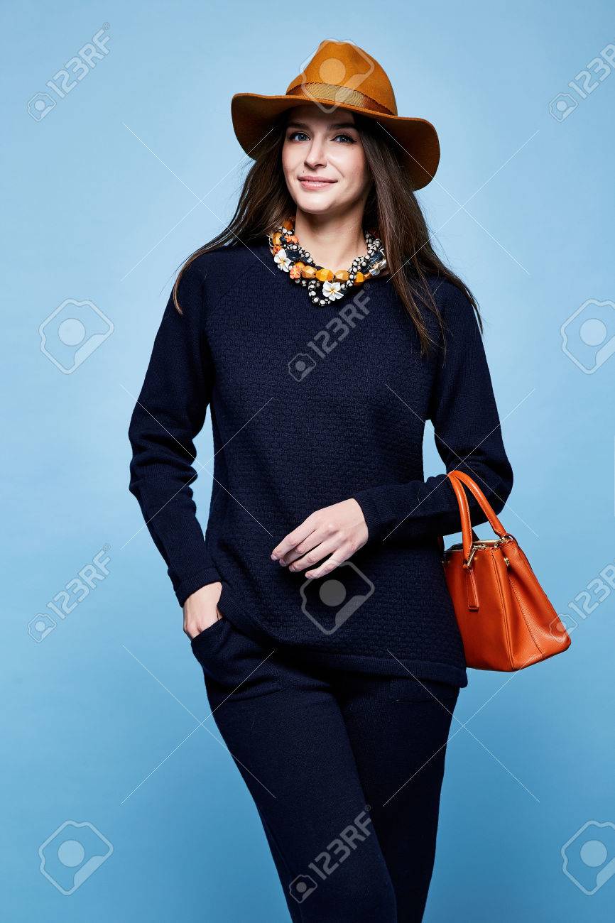 女性ファッション モデル グラマー ポーズ ウール カシミヤ衣料品