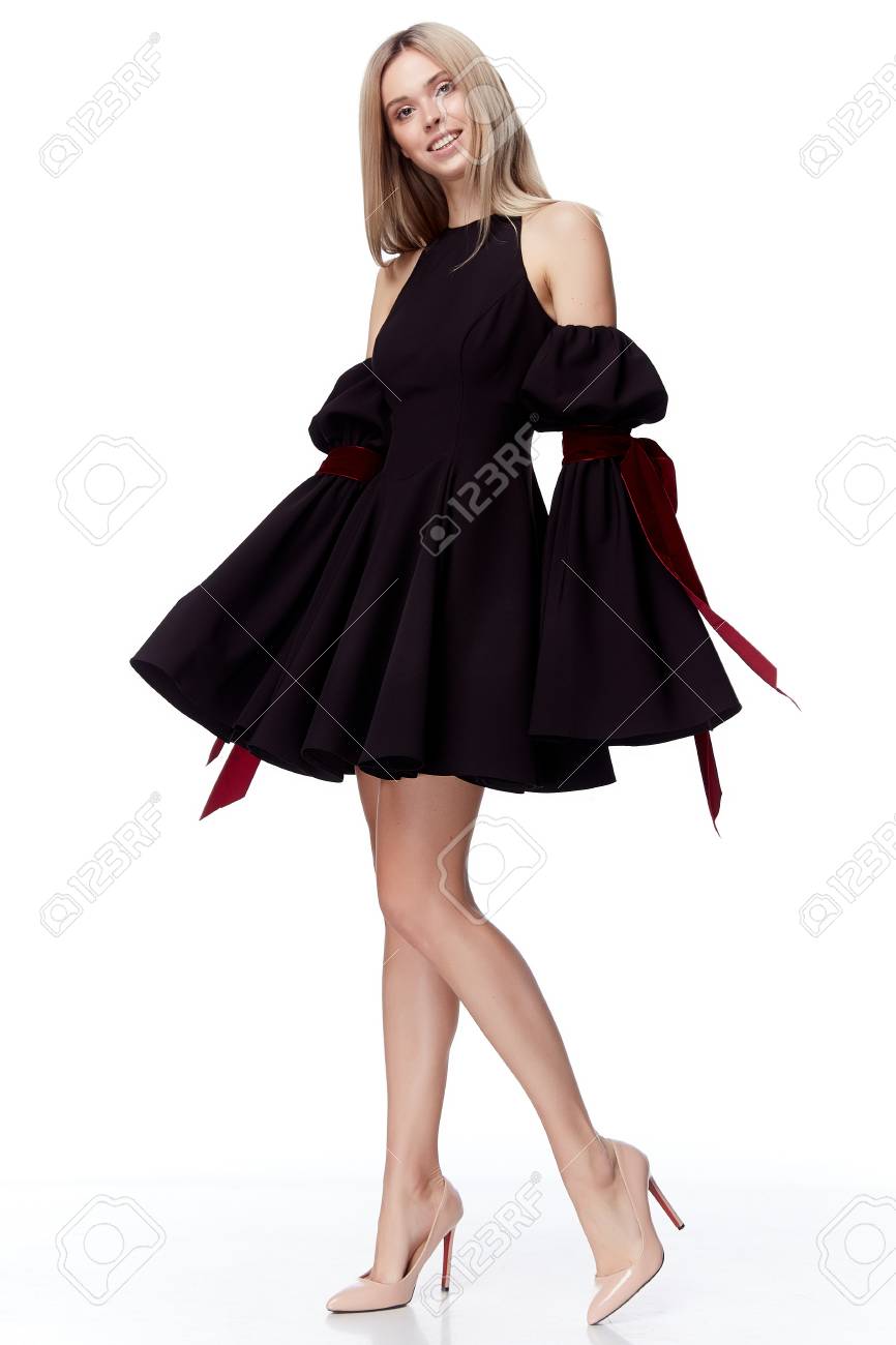 セクシーなファッションでかなりモデル ブロンド髪の女性摩耗スタイル パーティー オフィス服の有機自然なブラック ショート ドレス ホワイト バック グラウンド化粧女性で美しい顔 贅沢なライフ スタイルです の写真素材 画像素材 Image