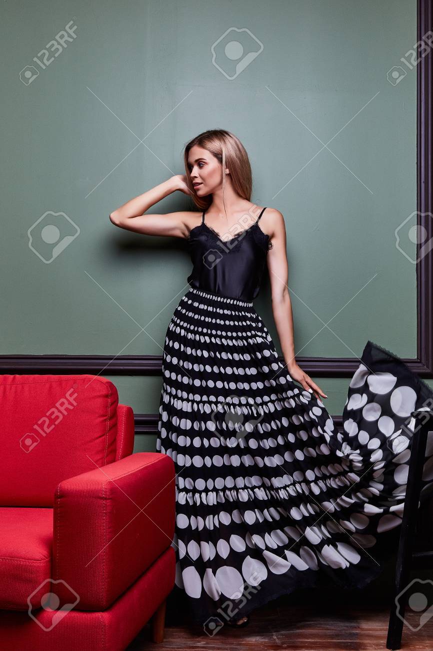 美しいセクシーなブロンド陽女性女性がかなり摩耗長いドレス パーティー Evener の会議日有名人ファッション スタイル デザイナー ショー パフォーマンス エレガントなダンサー文字座って肘掛け椅子家具インテリア の写真素材 画像素材 Image