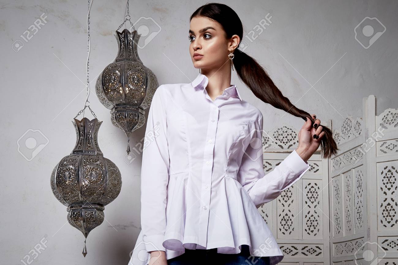 Bella Modelo De Glamour árabe Marruecos Estilo Atractivo La Mujer Del Este Morena De Pelo Plantean Ropa De Moda De Algodón Bolsa De Jeans Blusa Blanca Accesorio Compensar