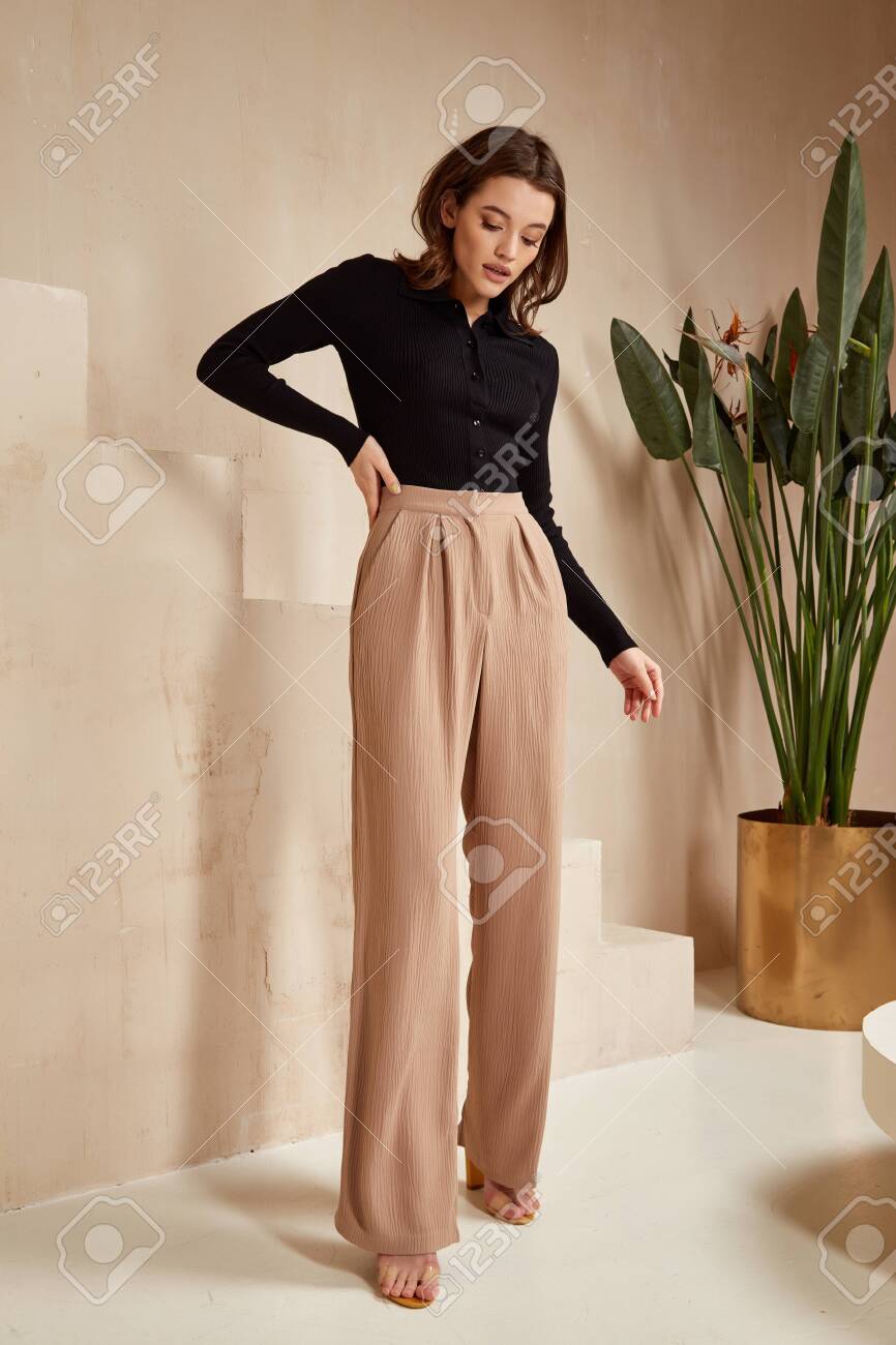 blusa negra pantalon beige