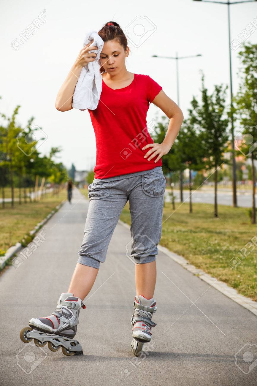 かわいい女の子は ローラー スケートの後休んでいます の写真素材 画像素材 Image