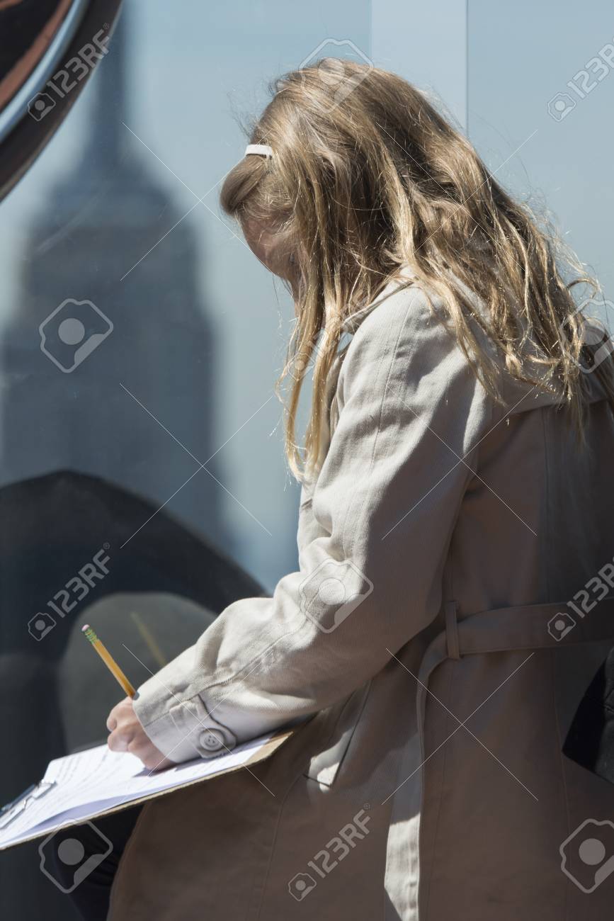 ロック展望台の頂上の少女 の写真素材 画像素材 Image