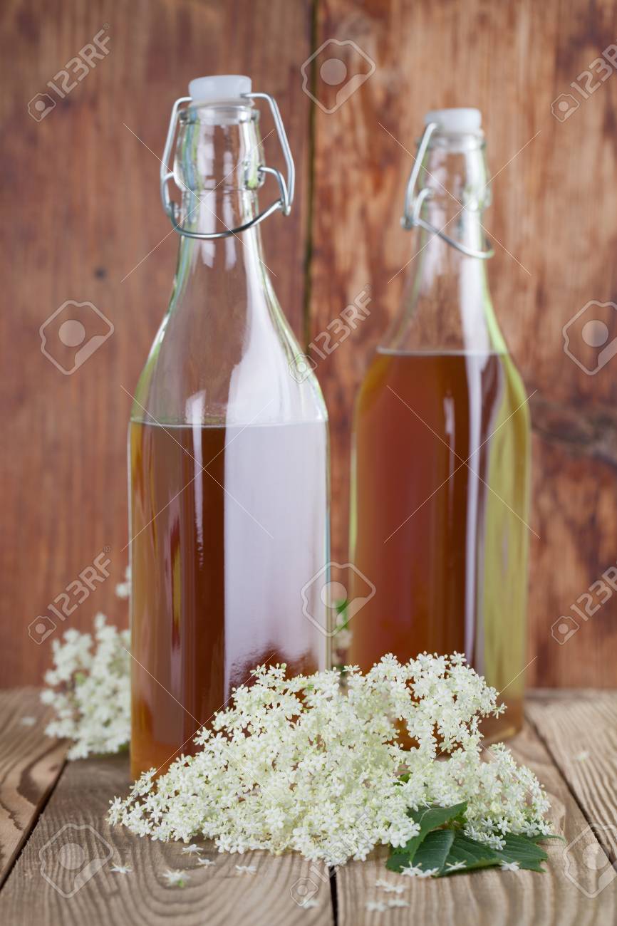 Bouteilles Avec Fraîchement Sirop De Sureau La Médecine Alternative Pour La Toux Rhume Ou La Grippe