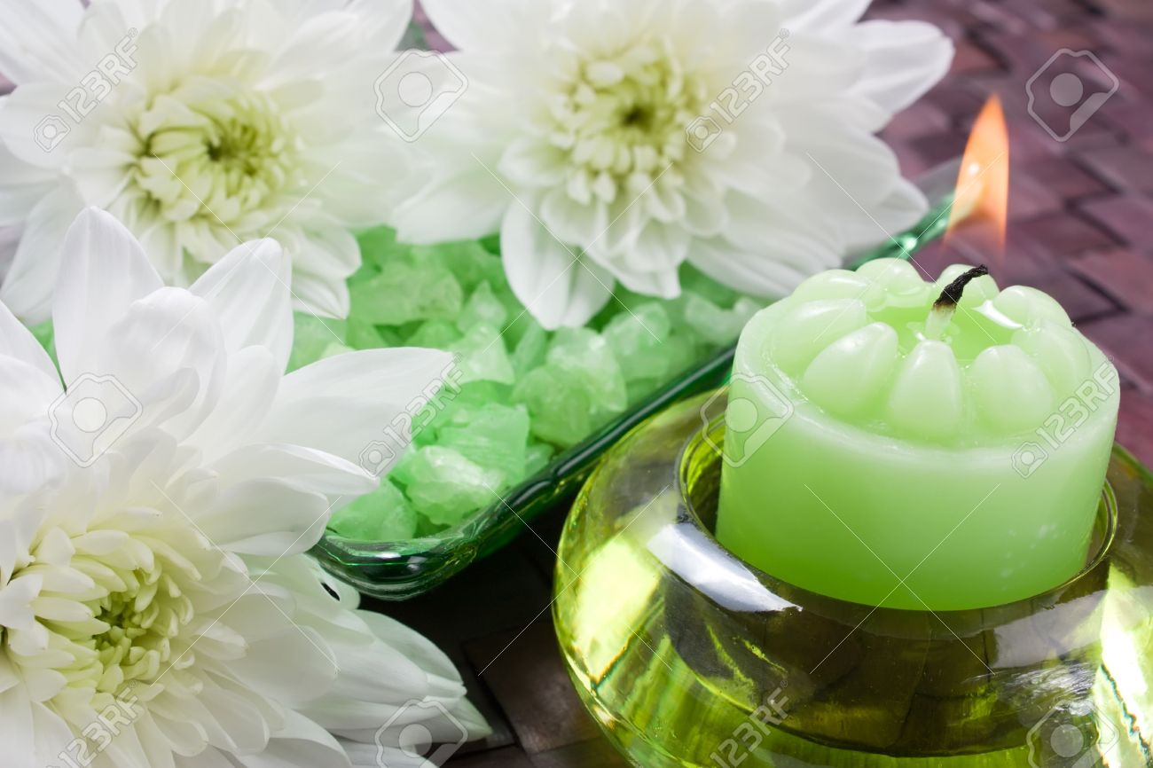 archivio fotografico candela di aroma bagno di sale e crisantemi per aromaterapia