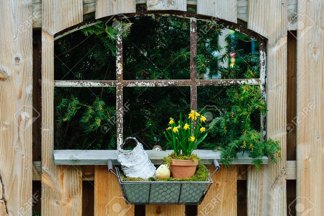 Vieille Fenêtre De Grange Dans Une Clôture De Jardin En Bois Avec ... Vieille Fenêtre De Grange Dans Une Clôture De Jardin En Bois Avec ...