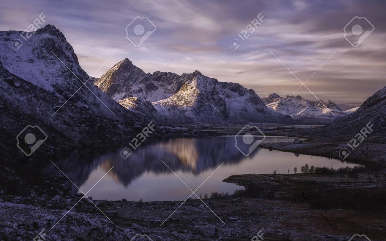 Beau Lever De Soleil Sur Les îles Lofoten En Norvège Dans Un Matin Froid