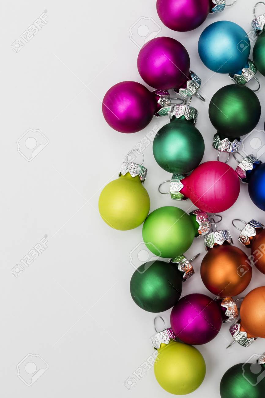 Festliche Weihnachtskugeln Auf Einem Einfachen Weissen Hintergrund Lizenzfreie Fotos Bilder Und Stock Fotografie Image 89937444