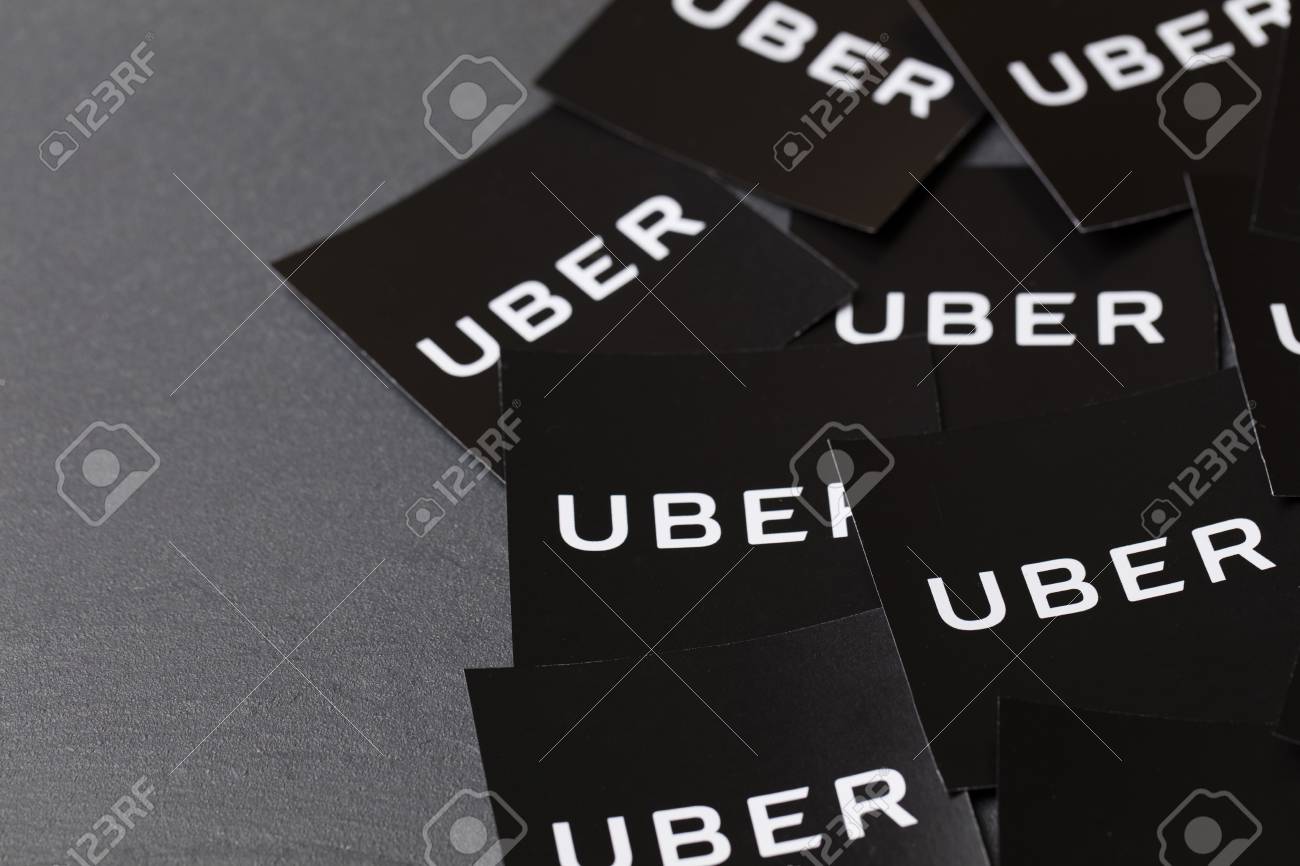 Uber ロゴの写真。Uberは、2009年に設立された人気のタクシースタイル