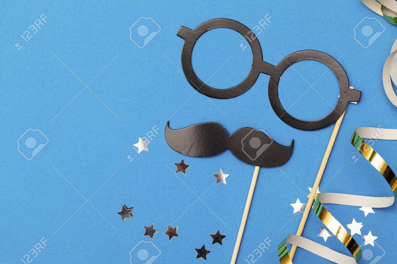 青い背景にパーティーの小道具 誕生日 結婚式のお祝い の写真素材 画像素材 Image