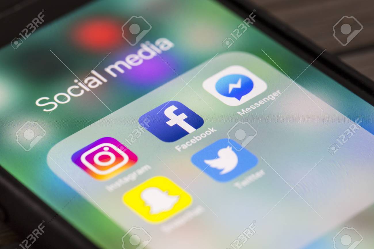 OXFORD, UK - AUGUST 22nd 2018: Social media app icons for instagram, facebook, snapchat and twitter on a smartphne screen. - 109867414 OXFORD, UK - AUGUST 22nd 2018: Social media app icons for instagram, facebook, snapchat and twitter on a smartphne screen. - 109867414